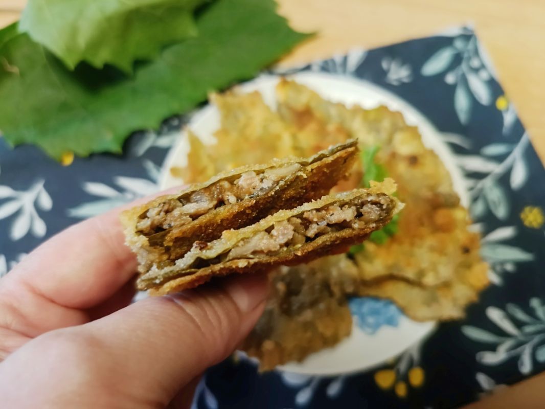 Необычные чебуреки с мясом: виноградные листья вместо теста
