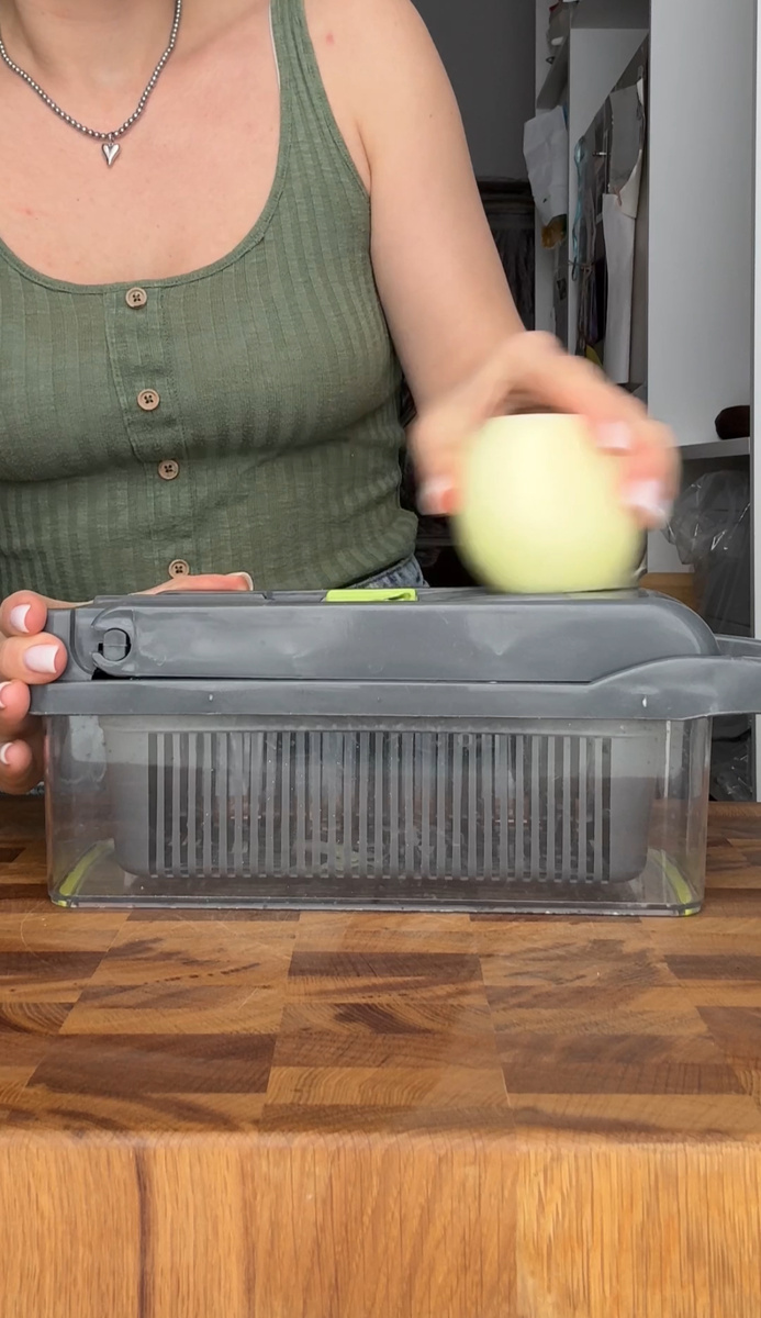 Необычное блюдо для вечеринки: рулет с бигмаком и шаурмой