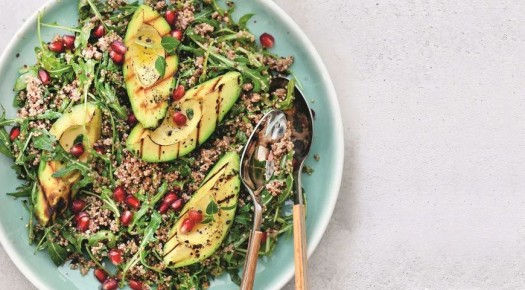 Салат с киноа, авокадо и лимонной заправкой