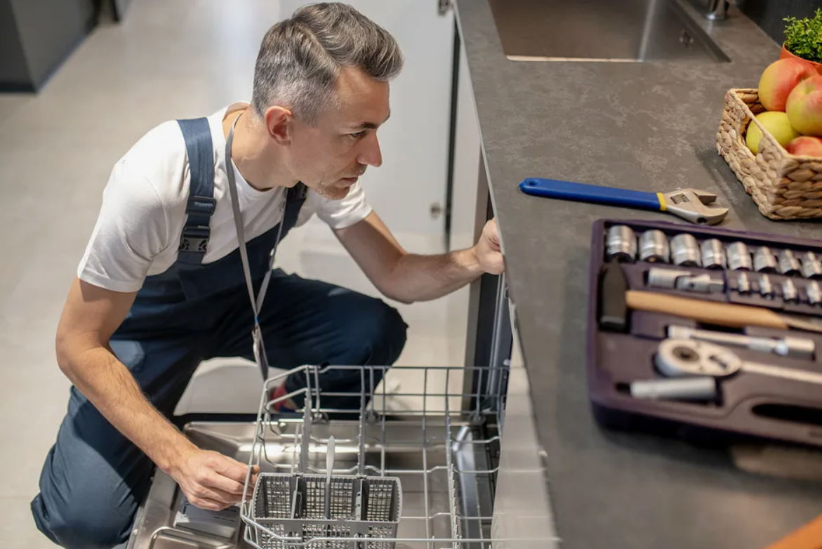 Проблемы с посудомоечной машиной: как быстро справиться с распространёнными неисправностями