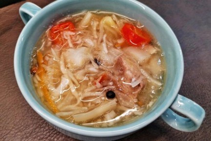 Сытный мясной суп с квашеной капустой