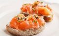 Нежная брускетта с лососем: идеальная закуска для любого стола