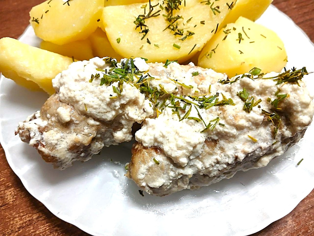 Нежные рулетики из свиной вырезки в сметанном соусе: кулинарная находка