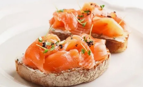 Нежная брускетта с лососем: идеальная закуска для любого стола