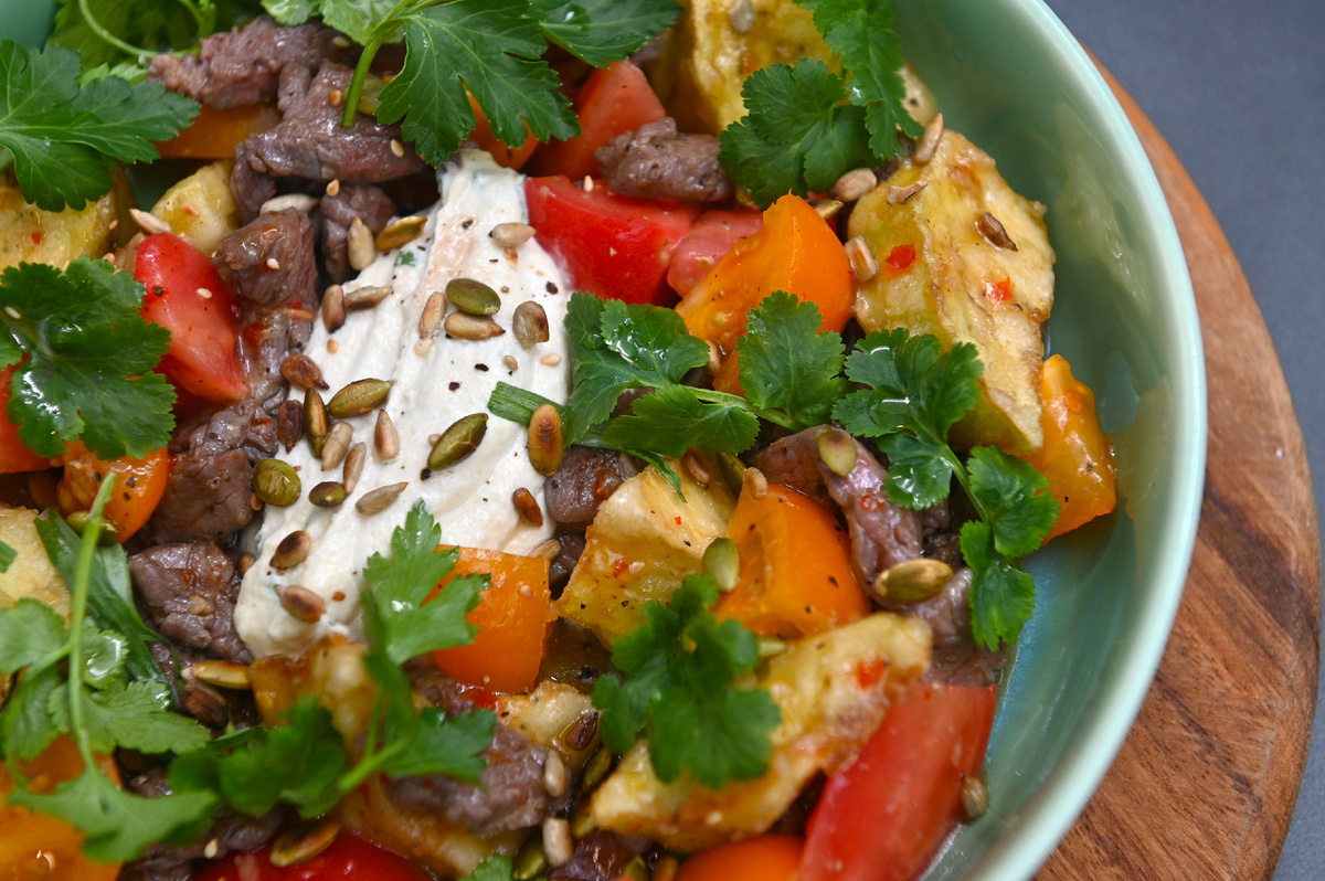 Изысканный теплый салат с говядиной и кремом кешью