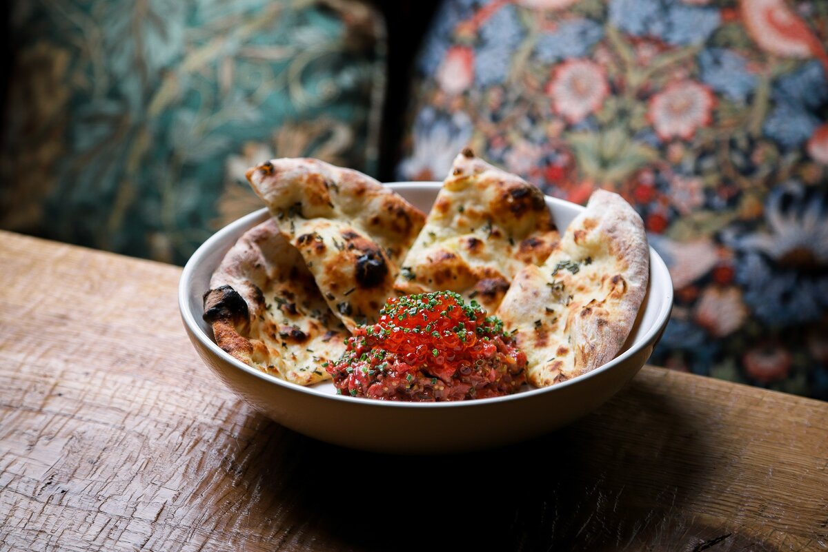 Изысканный тартар из говядины с красной икрой и картофельными лепешками