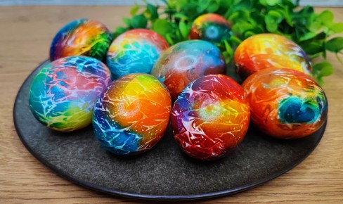 Преобразите пасхальные яйца с помощью космического окрашивания