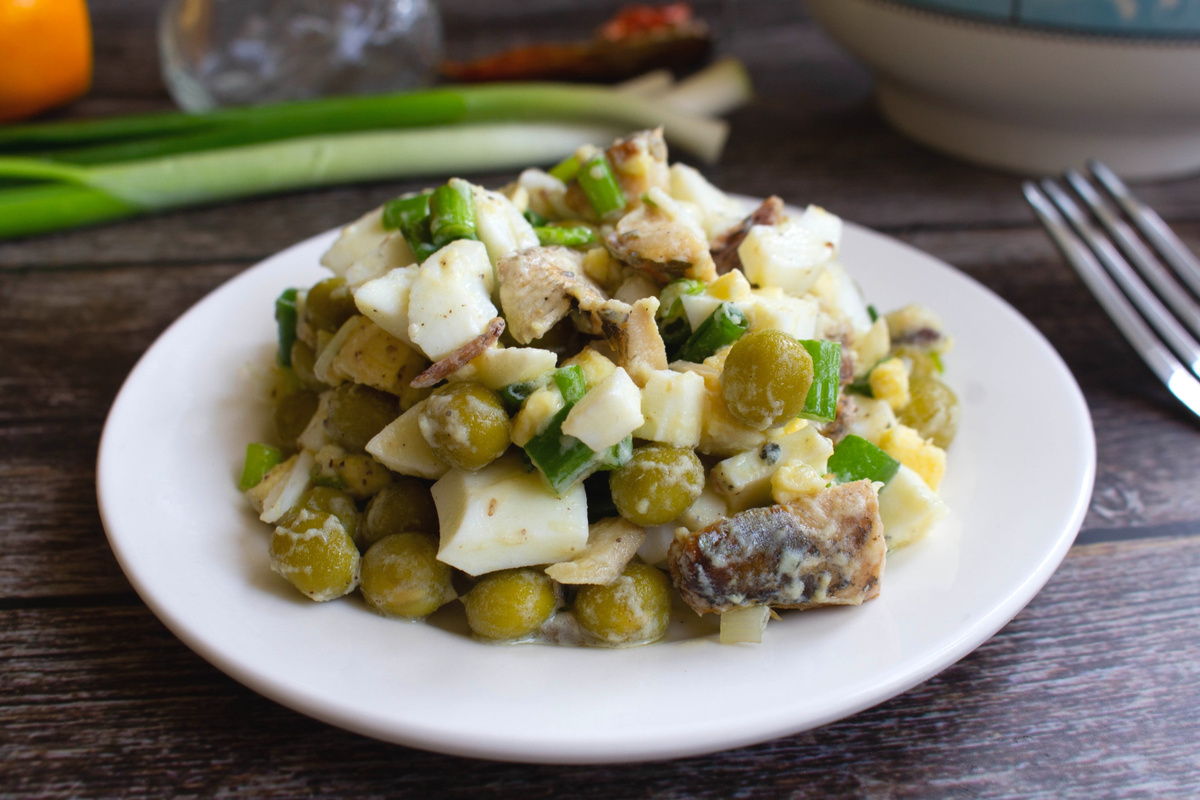 Салат с зеленым горошком и рыбными консервами