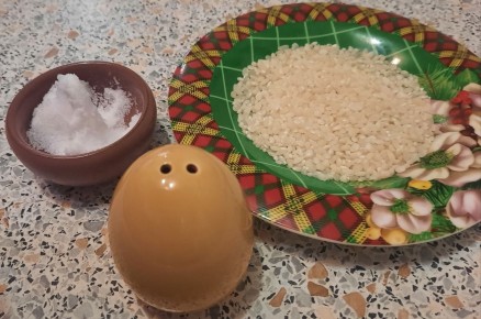 Рис против влаги: Как просто спасти соль от сырости в солонке