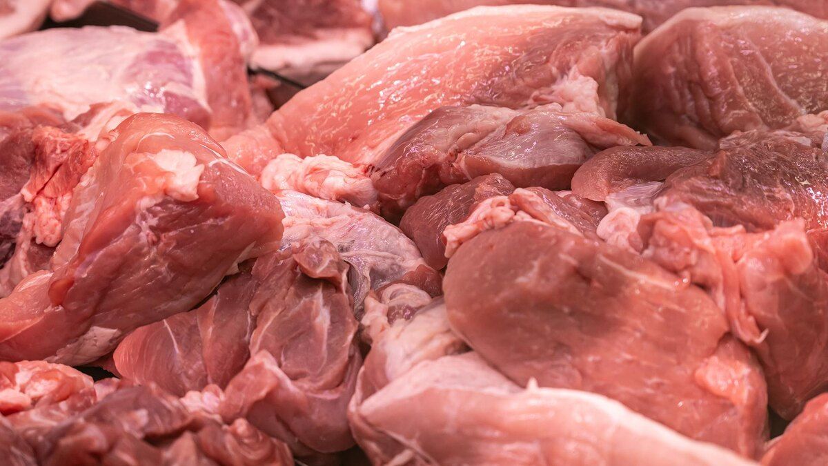 Шушарский мясокомбинат оказался в центре скандала из-за манипуляций со сроками годности свинины