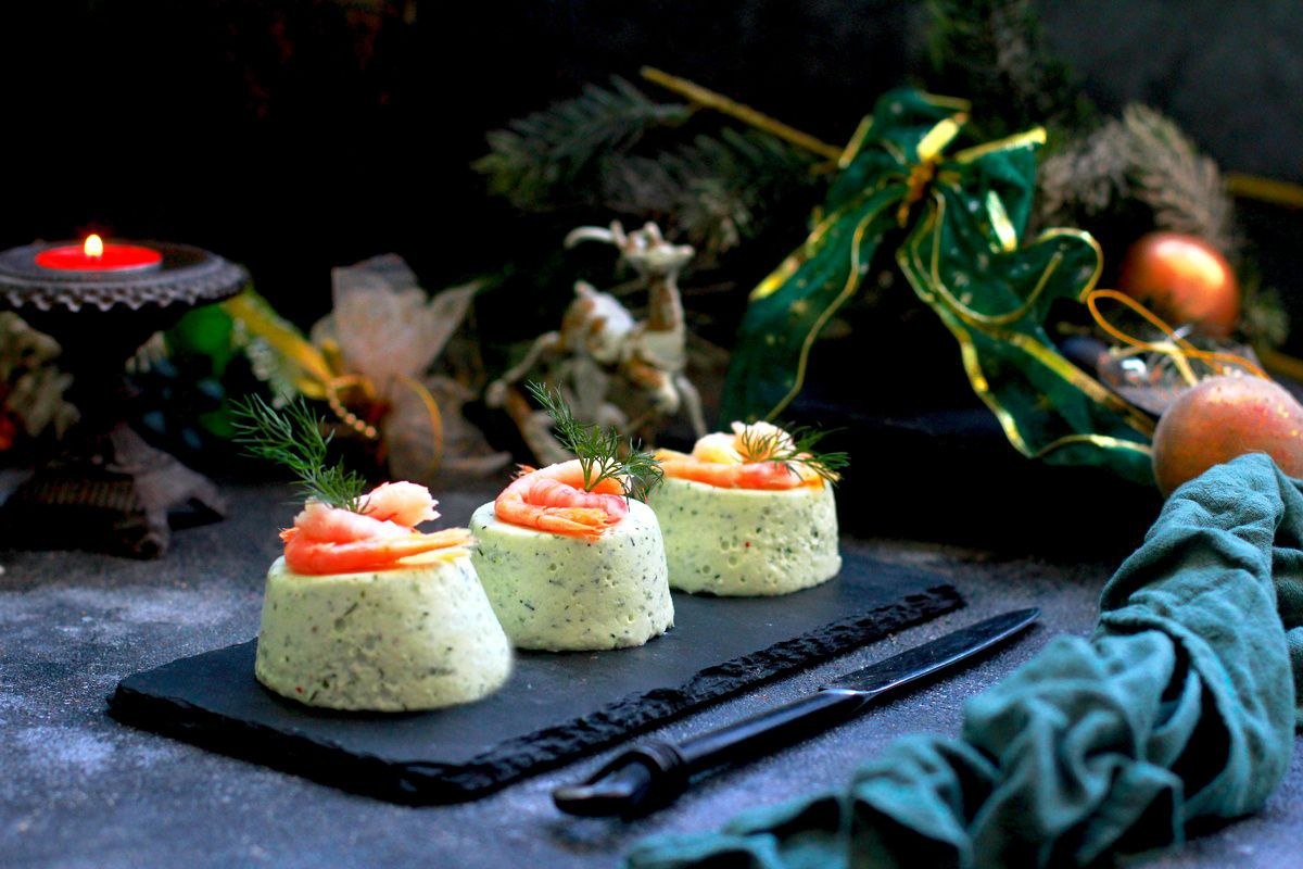 Изысканный огуречный сливочный мусс с креветками и укропом