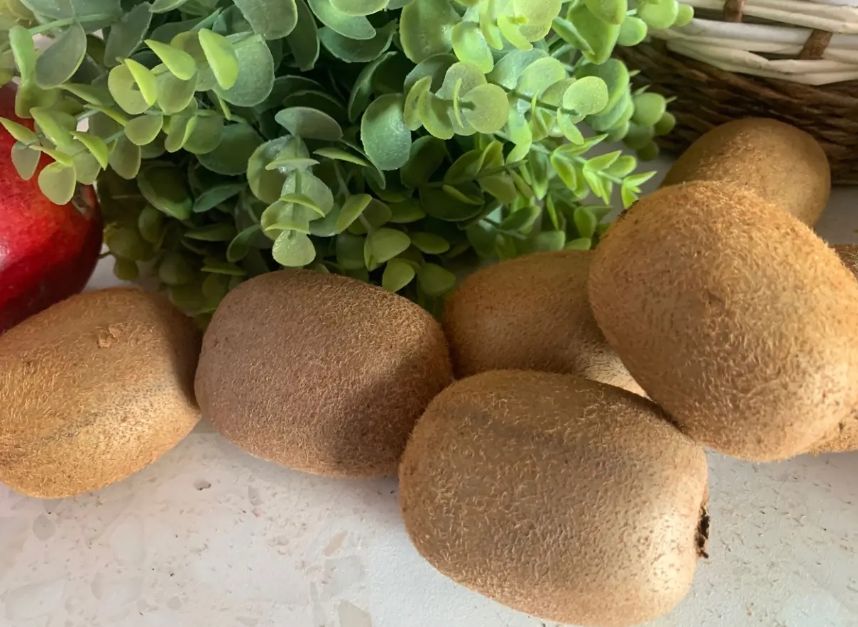 Как легко очистить киви без ножа всего за 30 секунд