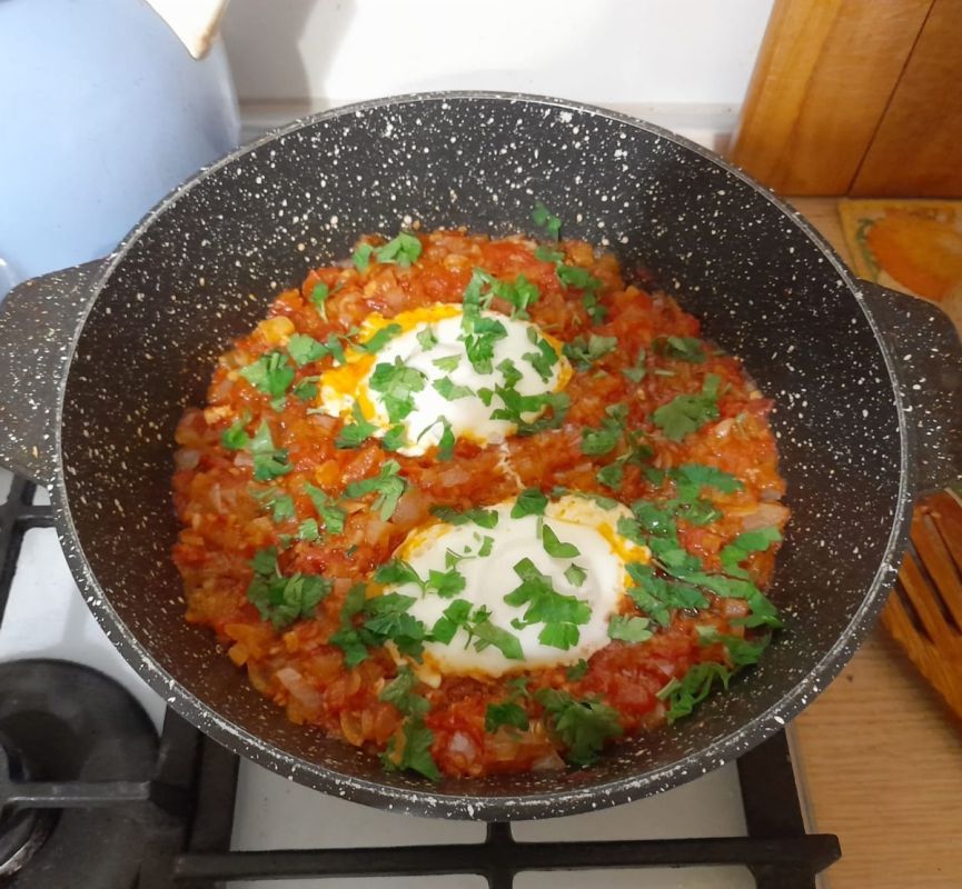 Шакшука с помидорами и зеленью: вкусное начало дня