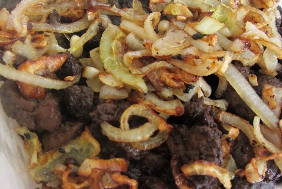 Нежная куриная печень с карамелизированным медом и луком