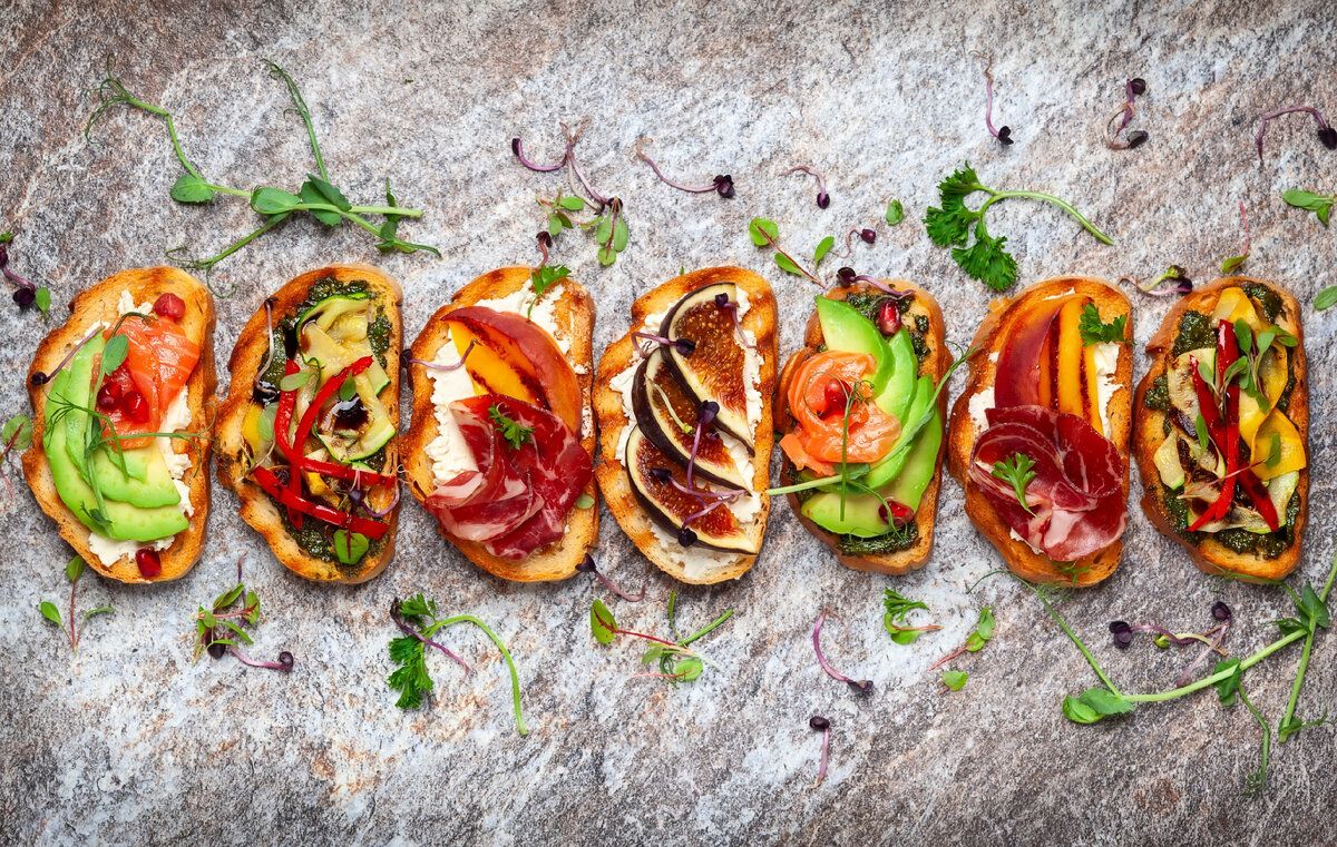 Брускетты с говяжьим языком