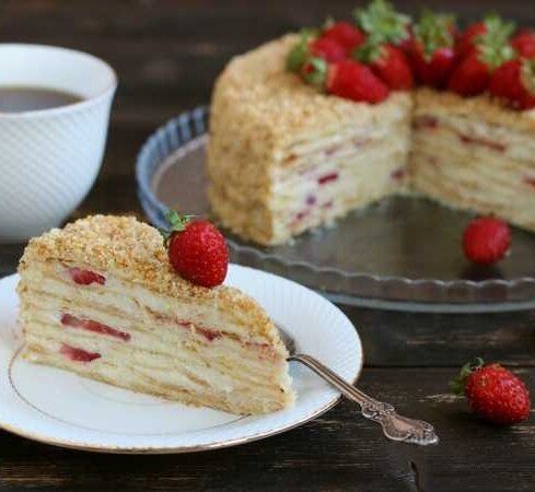 Нежный торт «Наполеон» с клубникой: готовим кулинарный шедевр
