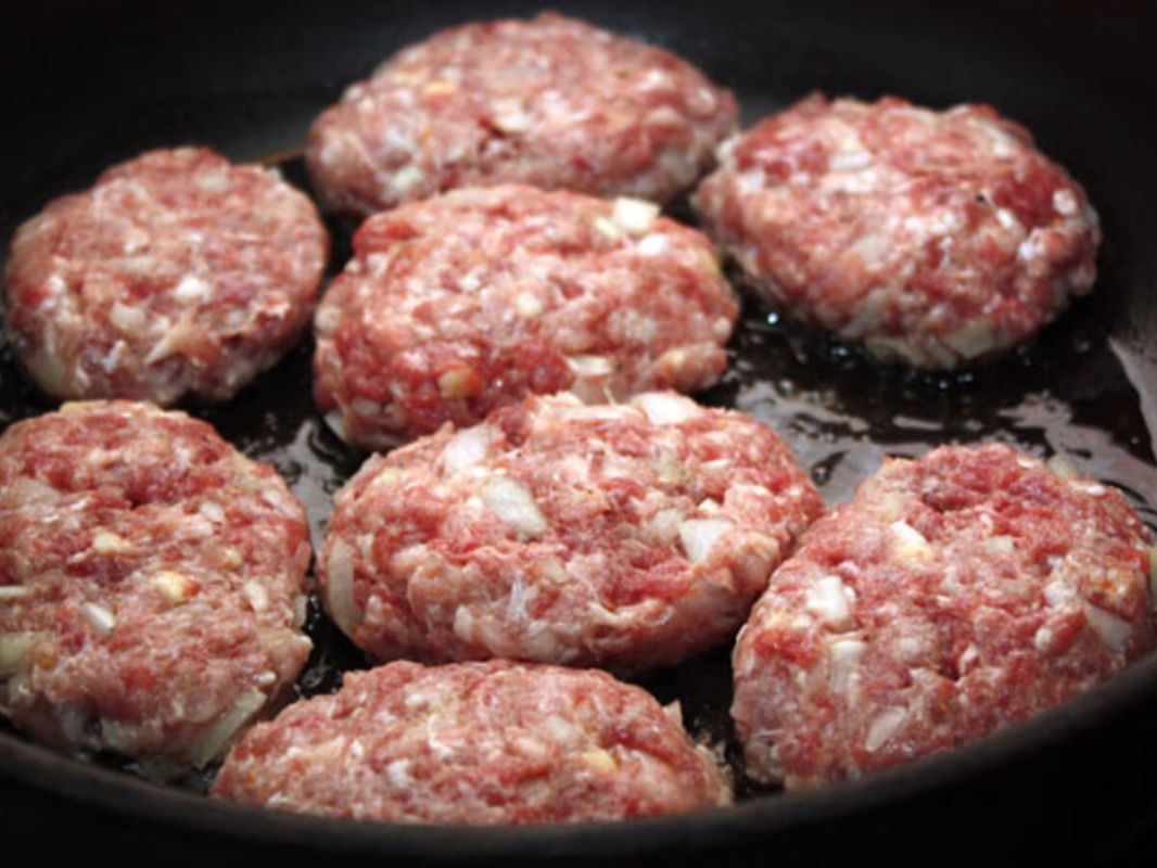 Как лучше добавлять лук в котлеты: сырой, жареный или ошпаренный?