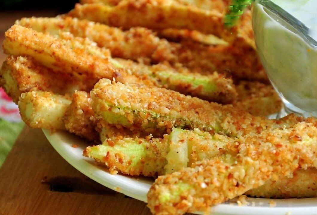 Кабачковые палочки в сырной панировке: быстро и вкусно