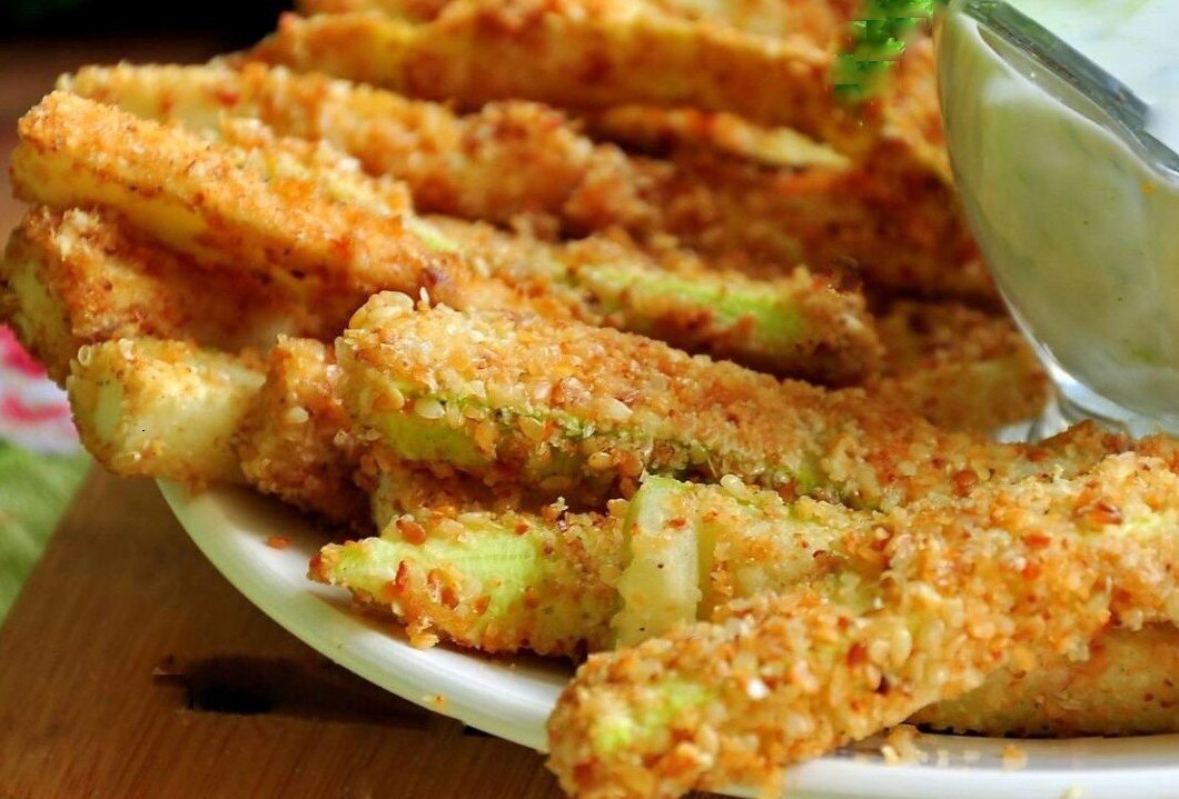 Кабачковые палочки в сырной панировке: быстро и вкусно