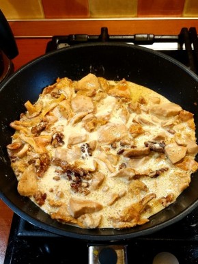 Курочка с орехами в сливочно-грибном соусе: лучшее сочетание вкусов