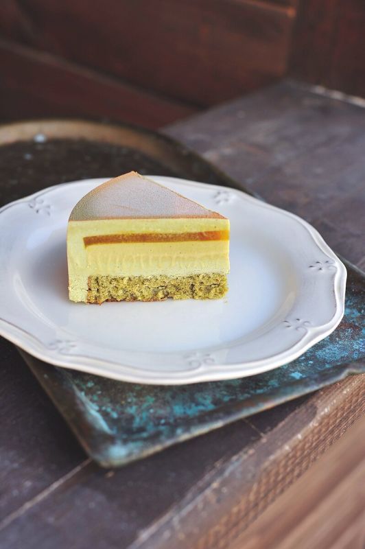 Нежный муссовый торт с матча и маракуйей