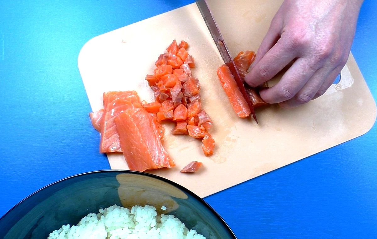 Слоёный салат «Нежный» с рыбой: вкусно и стильно