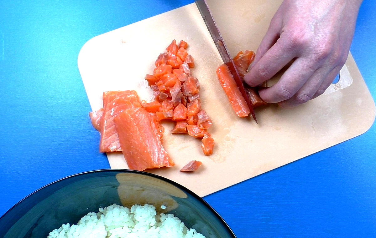 Слоёный салат «Нежный» с рыбой: вкусно и стильно