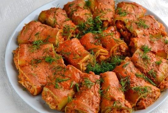 Нежные голубцы из кабачков в томатном соусе, которые покорят вас