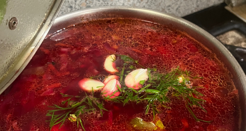 Как сварить идеальный борщ: секреты из кулинарной книги 1952 года