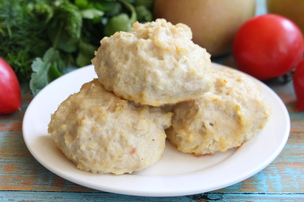 Нежные куриные котлеты с яблоком: простой рецепт для здорового питания