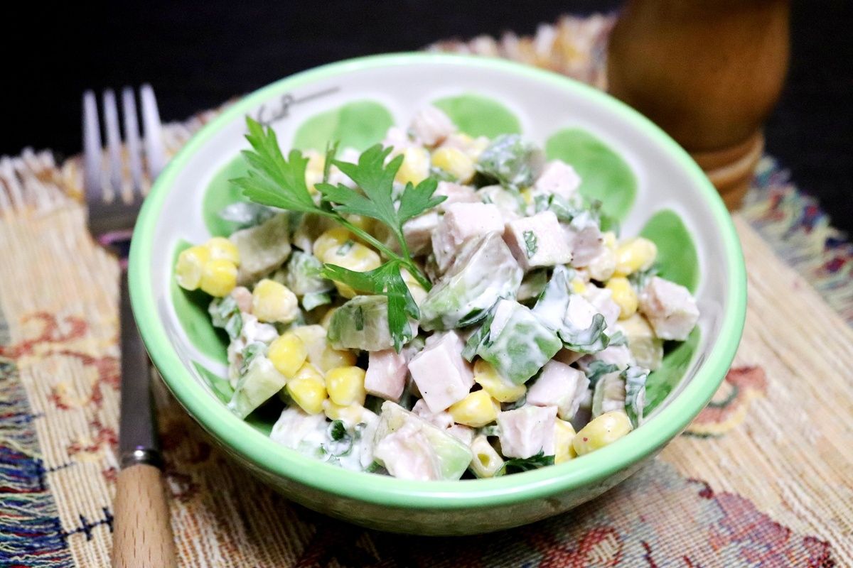 Салат с копченой куриной грудкой и авокадо: идеальный ужин для всей семьи