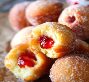 Как сделать идеальные мини-пончики с клубничным джемом для зимних каникул