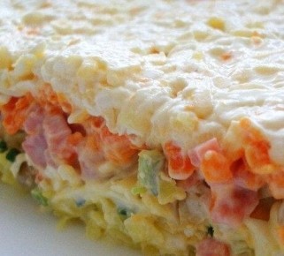 Вкуснейший слоеный салат с грибами и ветчиной для праздничного стола