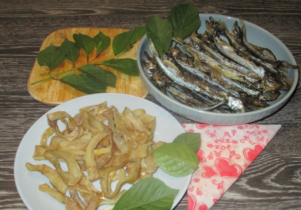 Как в домашних условиях приготовить вкуснейшую вяленую мойву и кальмаров