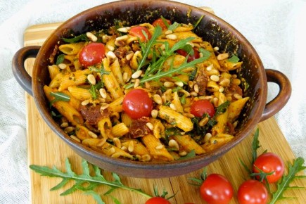 Нежный итальянский салат с пастой и песто