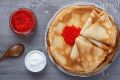 Блины с икрой на Масленицу: стоимость и полезные советы