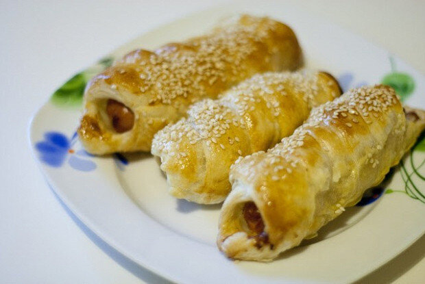 Сосиски в слоеном тесте: простой и вкусный завтрак