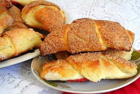 Нежные рогалики с клубникой: просто и вкусно