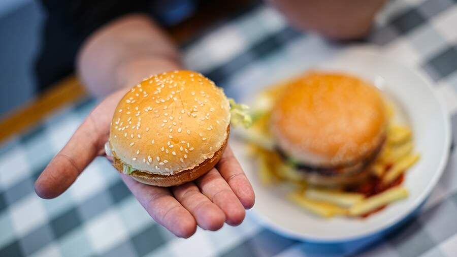 Как ультраобработанные продукты ведут к перееданию среди молодежи