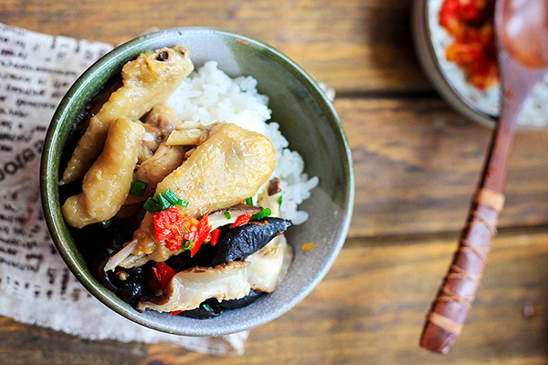 Курица на пару с древесными грибами: простое и невероятно вкусное блюдо