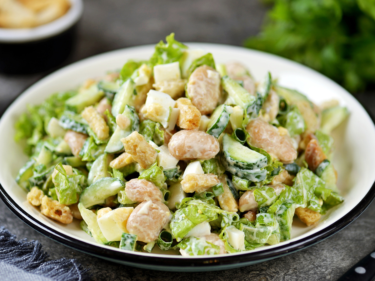 Салат, который приготовишь за считанные минуты: идеальный рецепт для быстрого перекуса