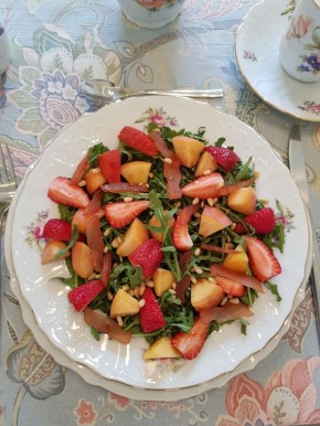 Освежающий салат с куриным карпаччо и фруктами для летнего настроения