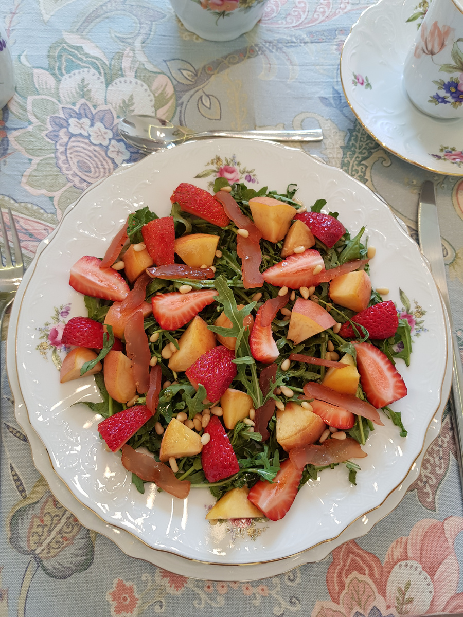 Освежающий салат с куриным карпаччо и фруктами для летнего настроения