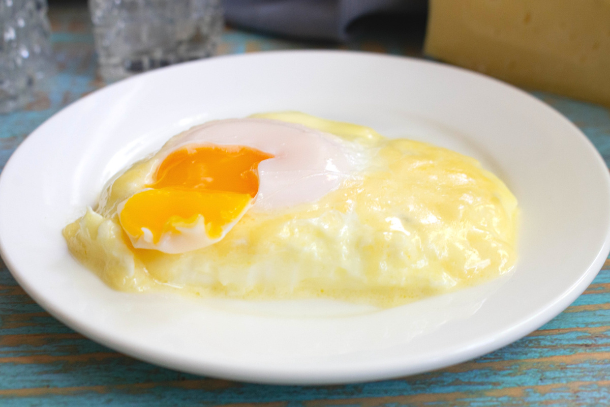 Нежная яичница со сметаной и тянущимся сыром: новый взгляд на традиционный завтрак