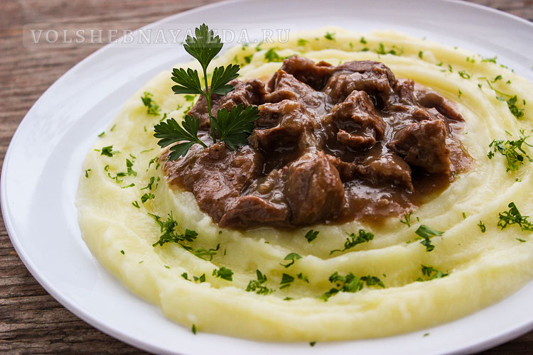 Ностальгия на тарелке: тушеная говядина с подливой по столовому рецепту