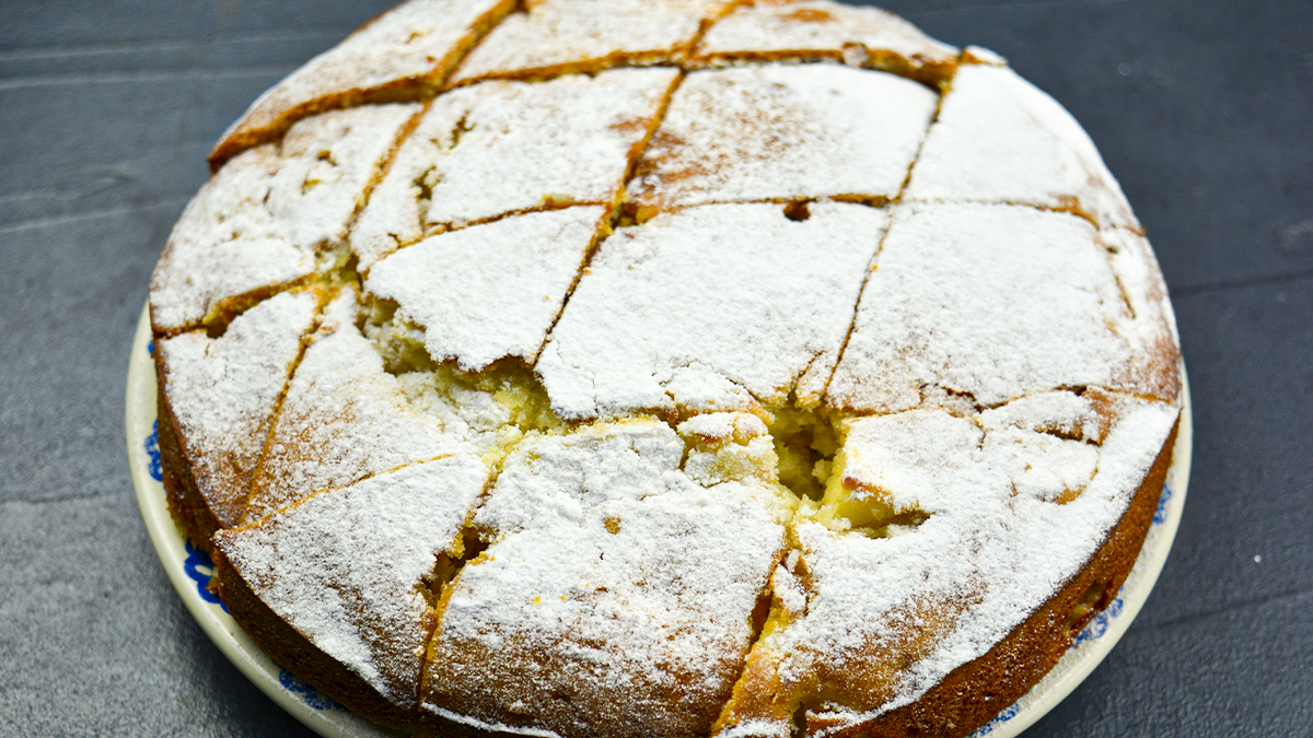 Новый взгляд на любимый яблочный пирог: удивительно легкий и быстрый рецепт