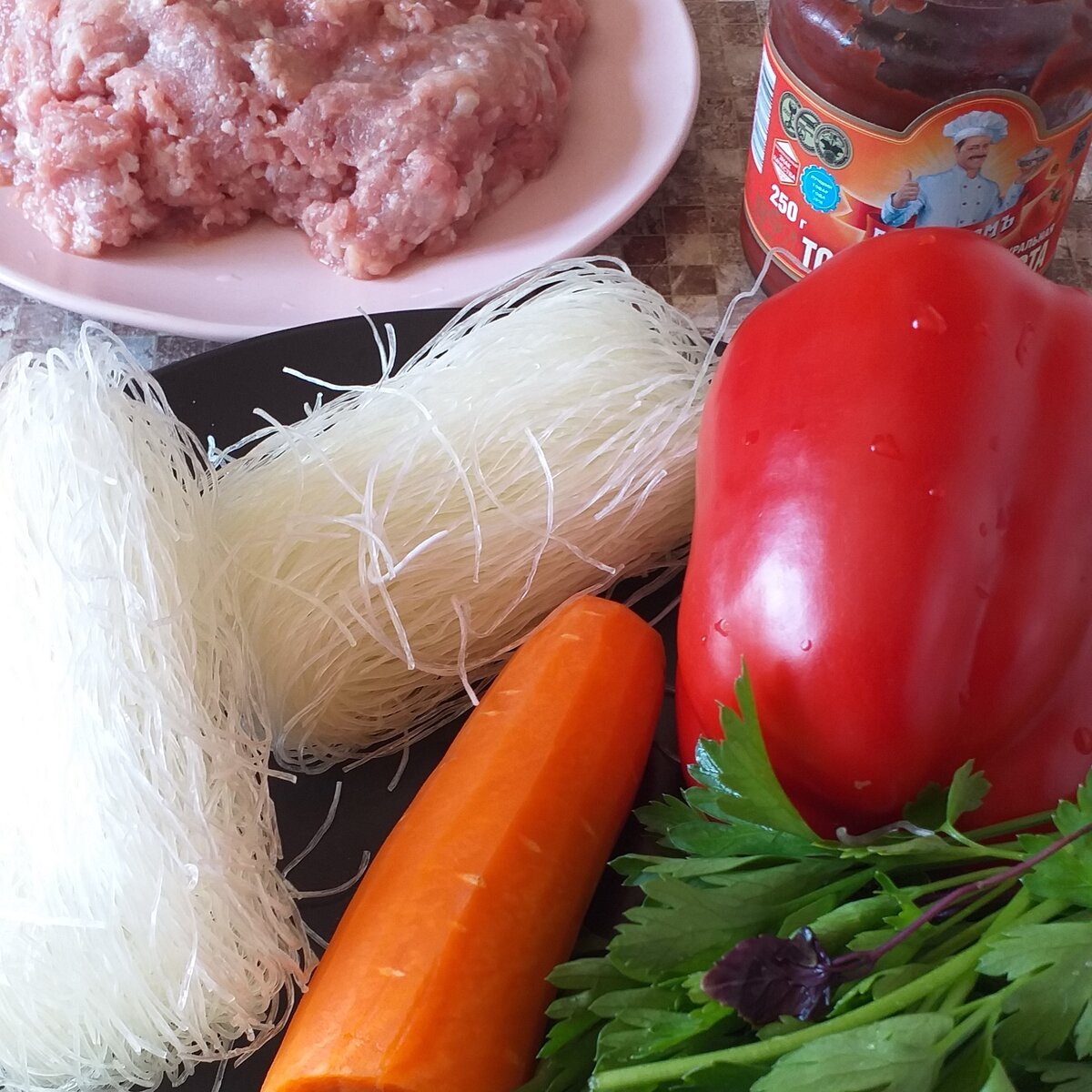 Кулинарное вдохновение: Фунчоза с мясным фаршем и свежими овощами