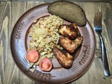 Необычное сочетание: куриные крылышки с квашеной капустой, которые покорят сердца