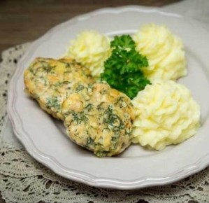 Кулинарный эксперимент: куриные оладьи с сыром и ароматом можжевельника