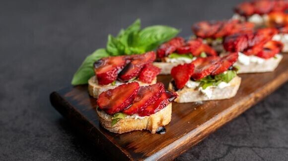 Как порадовать любимую женщину на 8 марта: топ блюд от "Едим Дома"